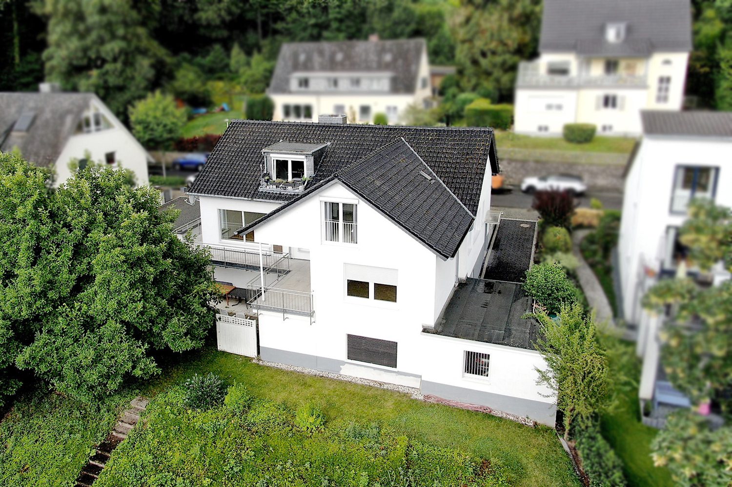 Gütelhöfer Immobilien - Immobilienangebot - Bonn - Alle - Stilvoll wohnen: Neuwertige Wohnung mit Terrasse und Blick auf den Posttower in Bonn Kessenich