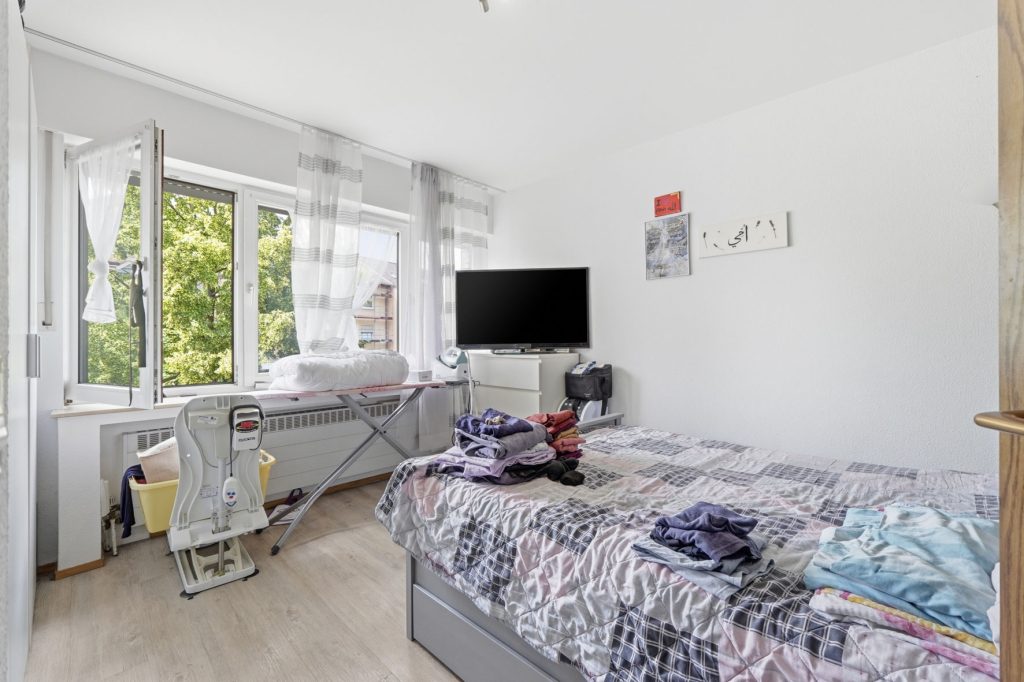 Gütelhöfer Immobilien - Immobilienangebot - Bornheim - Alle - Kapitalanlage mit Zukunft: 6-Parteienhaus, Lagerhalle und 5 Stellplätze in guter Lage in Bornheim