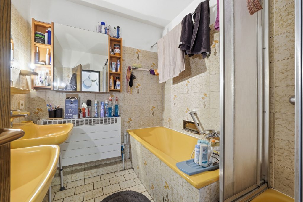 Gütelhöfer Immobilien - Immobilienangebot - Bornheim - Alle - Kapitalanlage mit Zukunft: 6-Parteienhaus, Lagerhalle und 5 Stellplätze in guter Lage in Bornheim