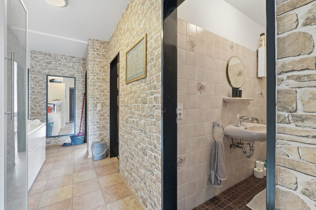 Gütelhöfer Immobilien - Immobilienangebot - Bornheim - Alle - Kapitalanlage mit Zukunft: 6-Parteienhaus, Lagerhalle und 5 Stellplätze in guter Lage in Bornheim