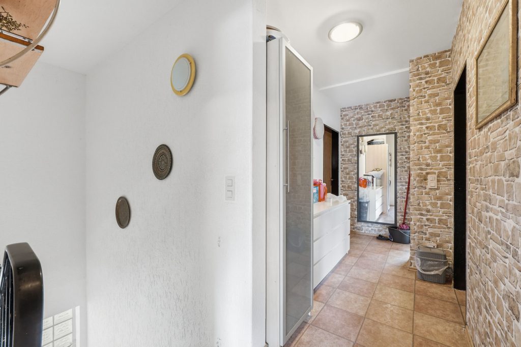 Gütelhöfer Immobilien - Immobilienangebot - Bornheim - Alle - Kapitalanlage mit Zukunft: 6-Parteienhaus, Lagerhalle und 5 Stellplätze in guter Lage in Bornheim