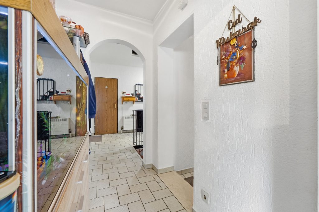 Gütelhöfer Immobilien - Immobilienangebot - Bornheim - Alle - Kapitalanlage mit Zukunft: 6-Parteienhaus, Lagerhalle und 5 Stellplätze in guter Lage in Bornheim