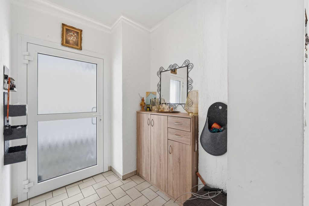 Gütelhöfer Immobilien - Immobilienangebot - Bornheim - Alle - Kapitalanlage mit Zukunft: 6-Parteienhaus, Lagerhalle und 5 Stellplätze in guter Lage in Bornheim