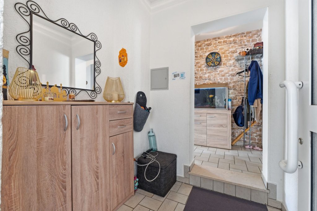 Gütelhöfer Immobilien - Immobilienangebot - Bornheim - Alle - Kapitalanlage mit Zukunft: 6-Parteienhaus, Lagerhalle und 5 Stellplätze in guter Lage in Bornheim
