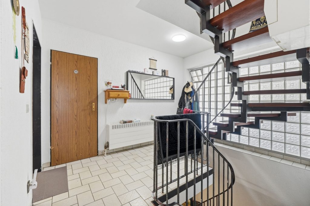 Gütelhöfer Immobilien - Immobilienangebot - Bornheim - Alle - Kapitalanlage mit Zukunft: 6-Parteienhaus, Lagerhalle und 5 Stellplätze in guter Lage in Bornheim
