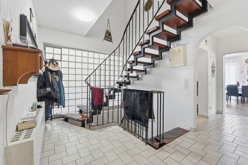 Gütelhöfer Immobilien - Immobilienangebot - Bornheim - Alle - Kapitalanlage mit Zukunft: 6-Parteienhaus, Lagerhalle und 5 Stellplätze in guter Lage in Bornheim