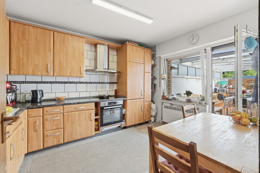 Gütelhöfer Immobilien - Immobilienangebot - Bornheim - Alle - Kapitalanlage mit Zukunft: 6-Parteienhaus, Lagerhalle und 5 Stellplätze in guter Lage in Bornheim