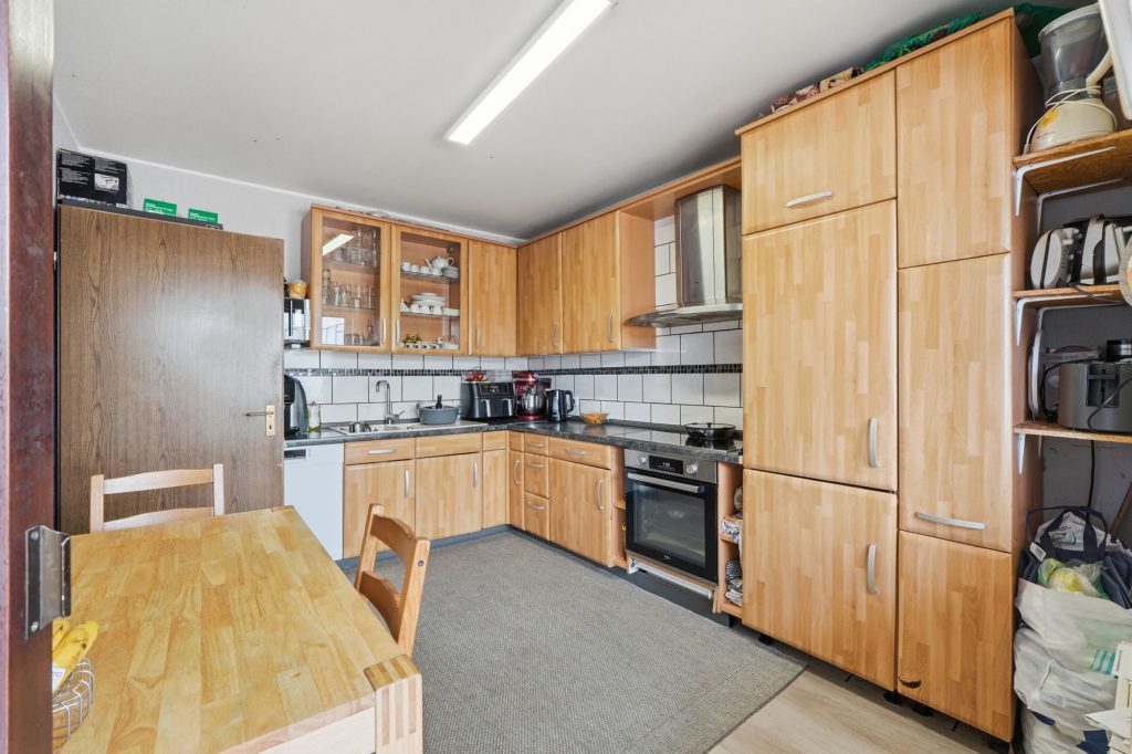 Gütelhöfer Immobilien - Immobilienangebot - Bornheim - Alle - Kapitalanlage mit Zukunft: 6-Parteienhaus, Lagerhalle und 5 Stellplätze in guter Lage in Bornheim