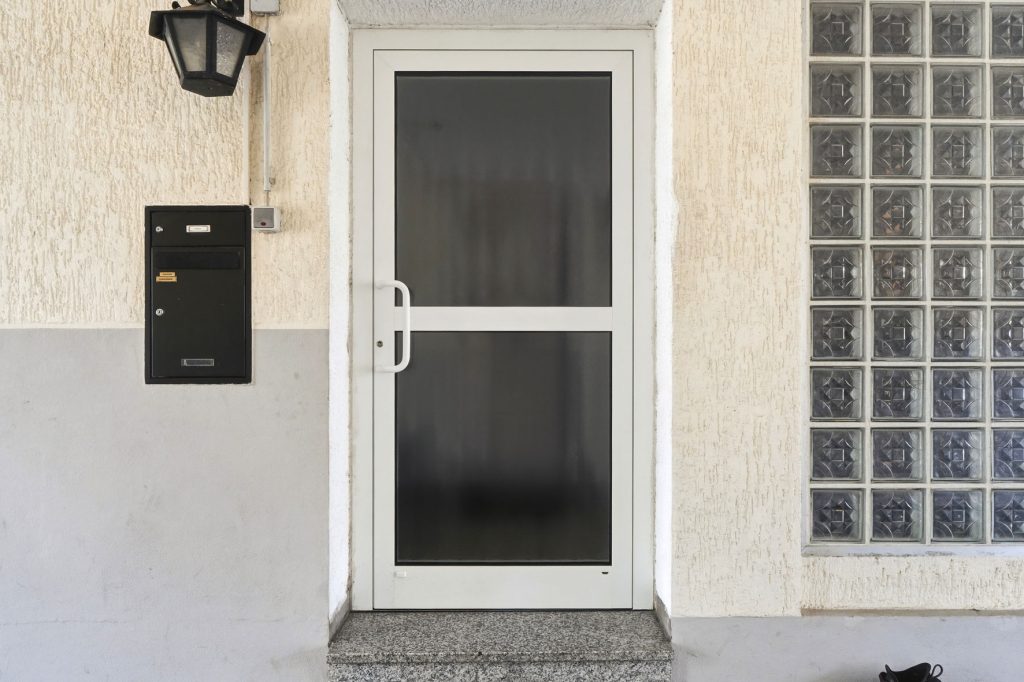 Gütelhöfer Immobilien - Immobilienangebot - Bornheim - Alle - Kapitalanlage mit Zukunft: 6-Parteienhaus, Lagerhalle und 5 Stellplätze in guter Lage in Bornheim