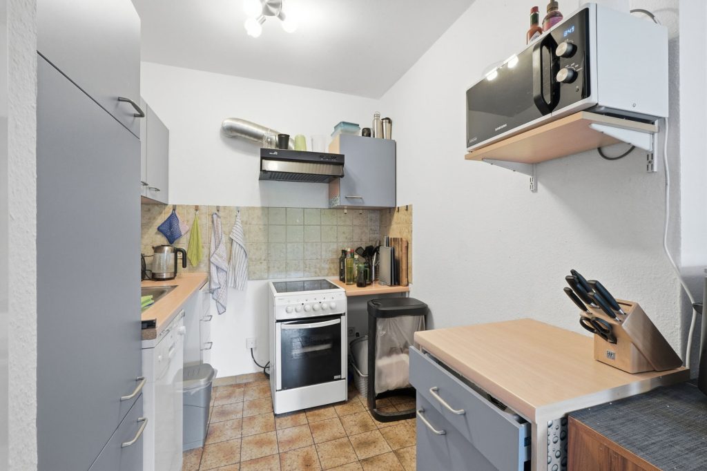 Gütelhöfer Immobilien - Immobilienangebot - Bornheim - Alle - Kapitalanlage mit Zukunft: 6-Parteienhaus, Lagerhalle und 5 Stellplätze in guter Lage in Bornheim
