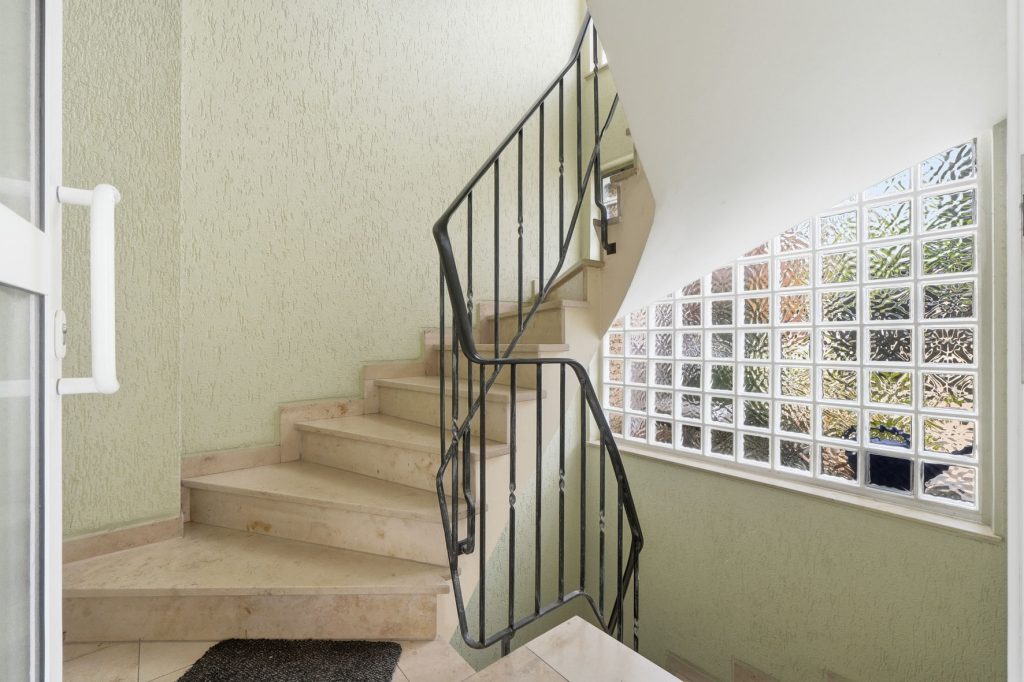 Gütelhöfer Immobilien - Immobilienangebot - Bornheim - Alle - Kapitalanlage mit Zukunft: 6-Parteienhaus, Lagerhalle und 5 Stellplätze in guter Lage in Bornheim