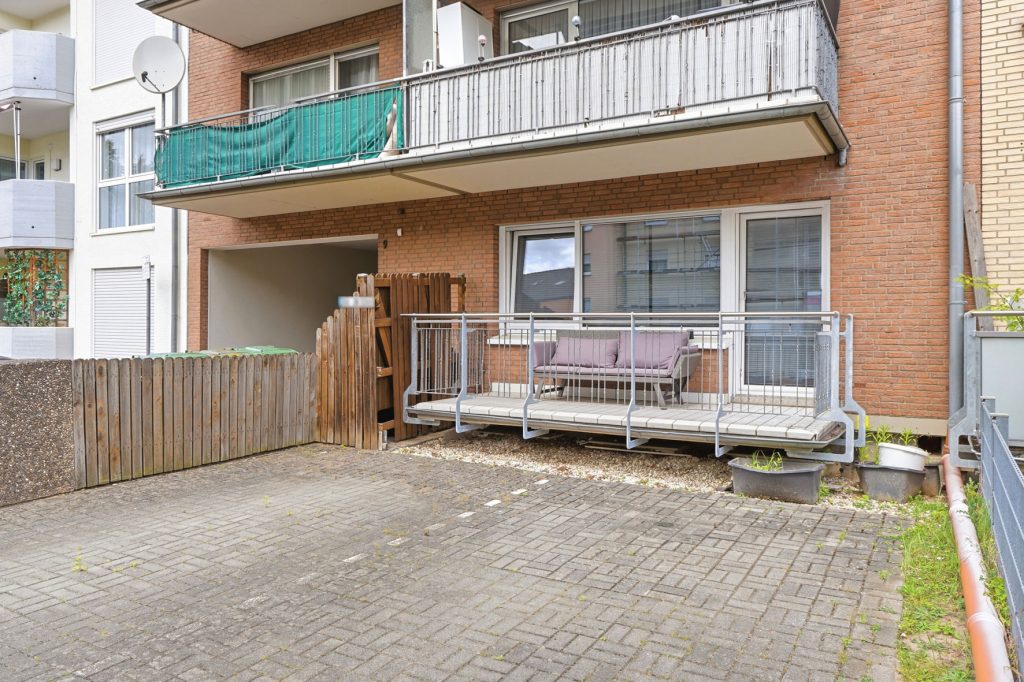 Gütelhöfer Immobilien - Immobilienangebot - Bornheim - Alle - Bornheimer Betongold! Solides 7-Parteienhaus mit 5 Stellplätzen u. attraktivem Entwicklungspotenzial