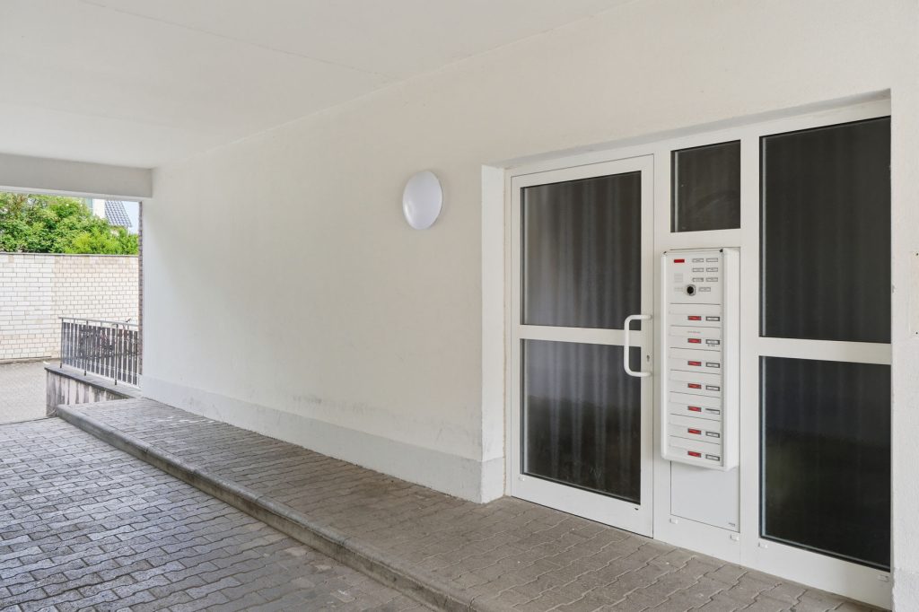 Gütelhöfer Immobilien - Immobilienangebot - Bornheim - Alle - Bornheimer Betongold! Solides 7-Parteienhaus mit 5 Stellplätzen u. attraktivem Entwicklungspotenzial