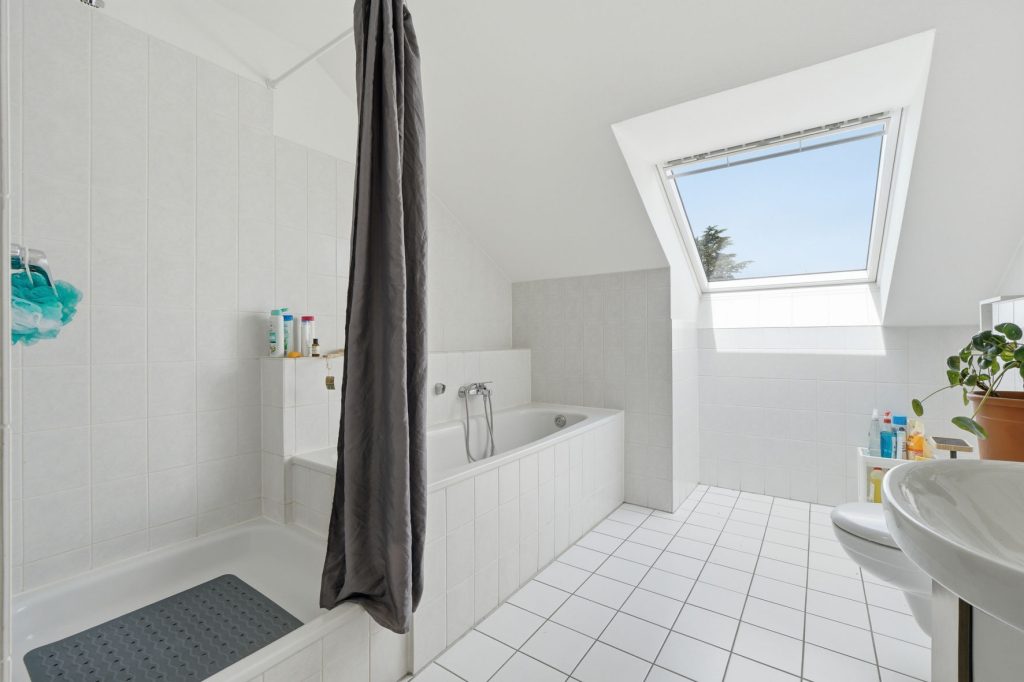 Gütelhöfer Immobilien - Immobilienangebot - Bornheim - Alle - Bornheimer Betongold! Solides 7-Parteienhaus mit 5 Stellplätzen u. attraktivem Entwicklungspotenzial