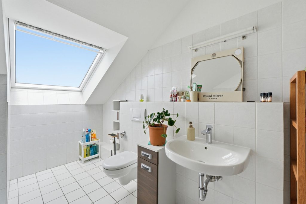 Gütelhöfer Immobilien - Immobilienangebot - Bornheim - Alle - Bornheimer Betongold! Solides 7-Parteienhaus mit 5 Stellplätzen u. attraktivem Entwicklungspotenzial