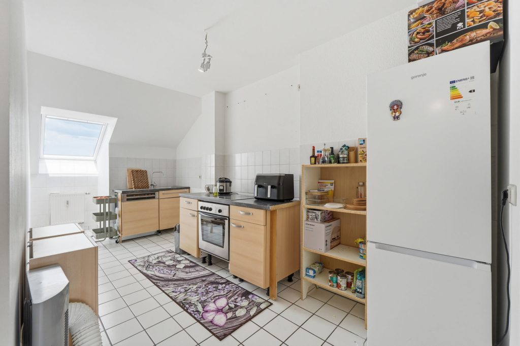 Gütelhöfer Immobilien - Immobilienangebot - Bornheim - Alle - Bornheimer Betongold! Solides 7-Parteienhaus mit 5 Stellplätzen u. attraktivem Entwicklungspotenzial