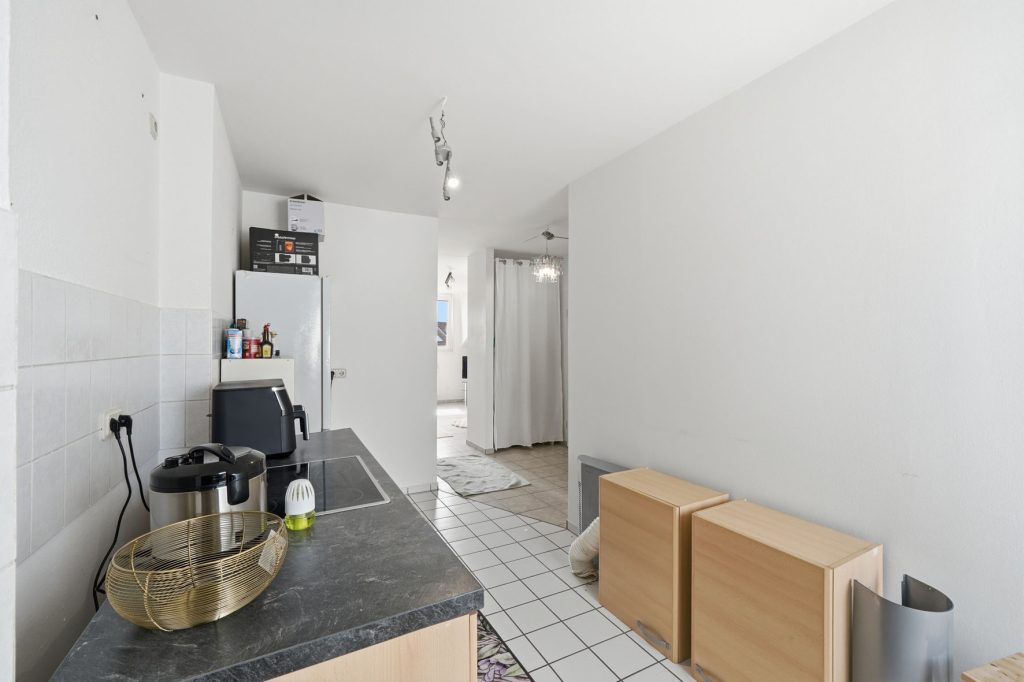 Gütelhöfer Immobilien - Immobilienangebot - Bornheim - Alle - Bornheimer Betongold! Solides 7-Parteienhaus mit 5 Stellplätzen u. attraktivem Entwicklungspotenzial