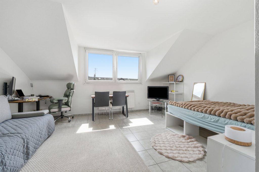 Gütelhöfer Immobilien - Immobilienangebot - Bornheim - Alle - Bornheimer Betongold! Solides 7-Parteienhaus mit 5 Stellplätzen u. attraktivem Entwicklungspotenzial