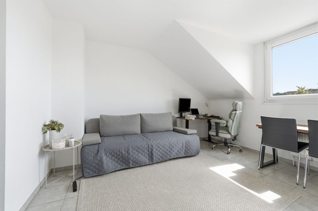 Gütelhöfer Immobilien - Immobilienangebot - Bornheim - Alle - Bornheimer Betongold! Solides 7-Parteienhaus mit 5 Stellplätzen u. attraktivem Entwicklungspotenzial