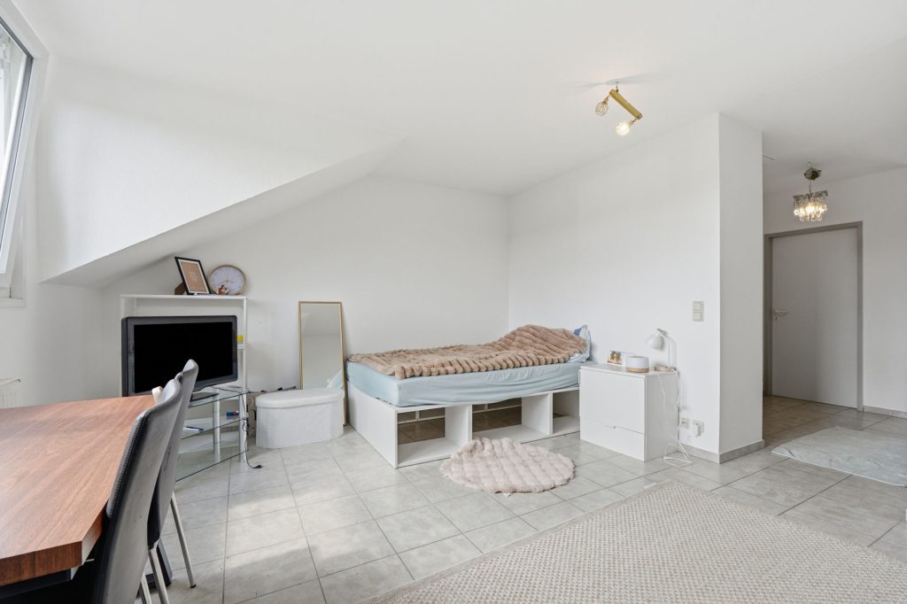 Gütelhöfer Immobilien - Immobilienangebot - Bornheim - Alle - Bornheimer Betongold! Solides 7-Parteienhaus mit 5 Stellplätzen u. attraktivem Entwicklungspotenzial