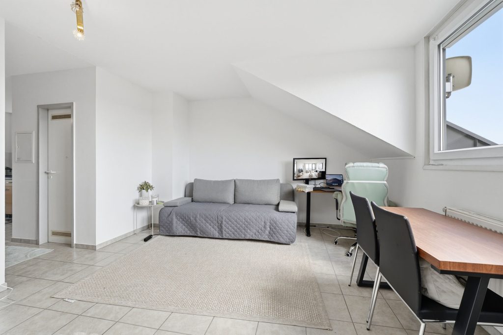 Gütelhöfer Immobilien - Immobilienangebot - Bornheim - Alle - Bornheimer Betongold! Solides 7-Parteienhaus mit 5 Stellplätzen u. attraktivem Entwicklungspotenzial