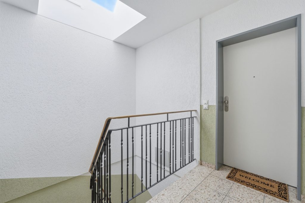 Gütelhöfer Immobilien - Immobilienangebot - Bornheim - Alle - Bornheimer Betongold! Solides 7-Parteienhaus mit 5 Stellplätzen u. attraktivem Entwicklungspotenzial