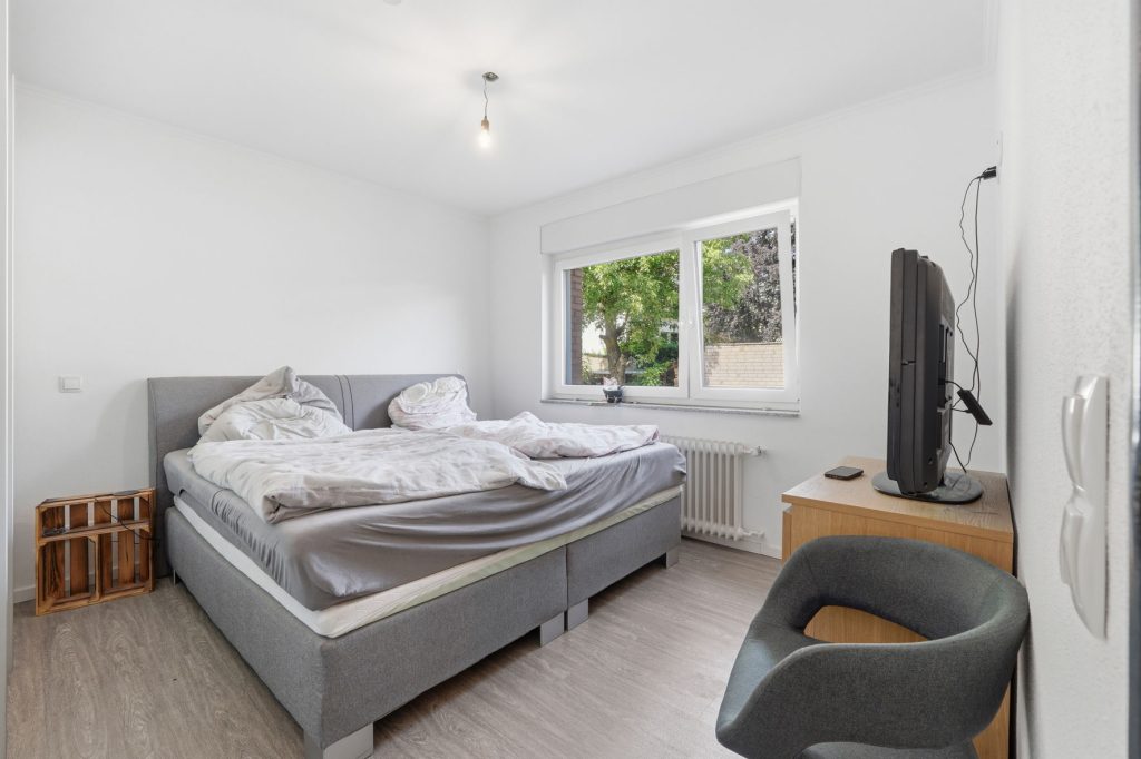 Gütelhöfer Immobilien - Immobilienangebot - Bornheim - Alle - Bornheimer Betongold! Solides 7-Parteienhaus mit 5 Stellplätzen u. attraktivem Entwicklungspotenzial