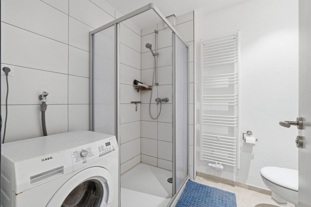 Gütelhöfer Immobilien - Immobilienangebot - Bornheim - Alle - Bornheimer Betongold! Solides 7-Parteienhaus mit 5 Stellplätzen u. attraktivem Entwicklungspotenzial