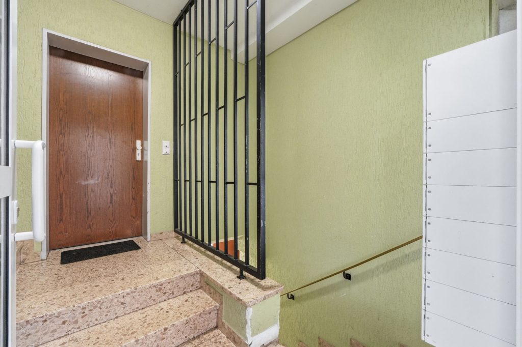 Gütelhöfer Immobilien - Immobilienangebot - Bornheim - Alle - Bornheimer Betongold! Solides 7-Parteienhaus mit 5 Stellplätzen u. attraktivem Entwicklungspotenzial