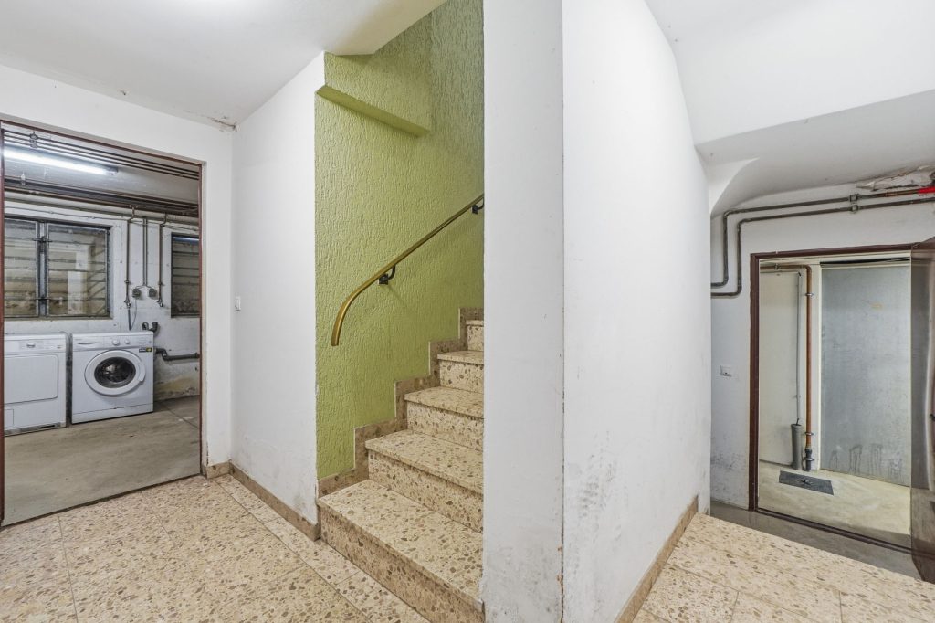 Gütelhöfer Immobilien - Immobilienangebot - Bornheim - Alle - Bornheimer Betongold! Solides 7-Parteienhaus mit 5 Stellplätzen u. attraktivem Entwicklungspotenzial