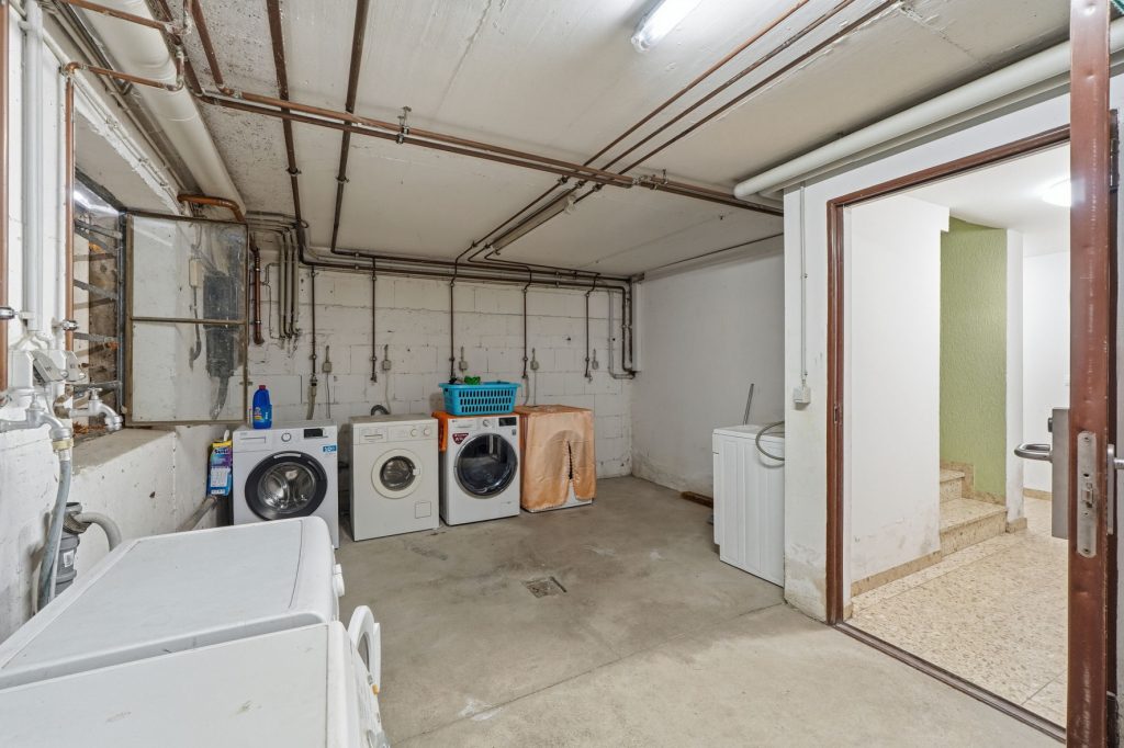 Gütelhöfer Immobilien - Immobilienangebot - Bornheim - Alle - Bornheimer Betongold! Solides 7-Parteienhaus mit 5 Stellplätzen u. attraktivem Entwicklungspotenzial