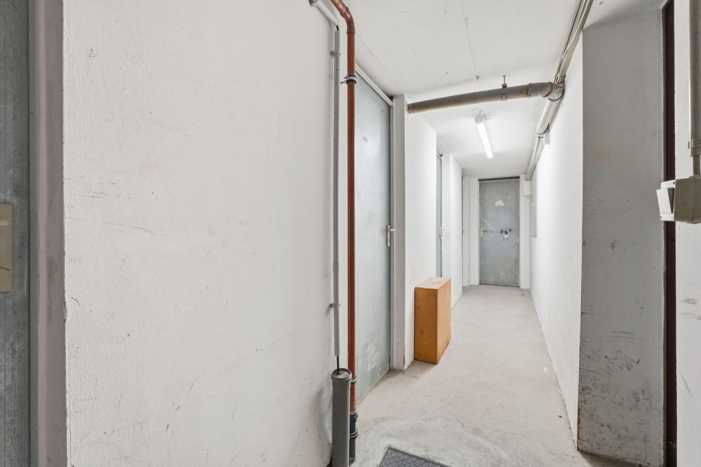 Gütelhöfer Immobilien - Immobilienangebot - Bornheim - Alle - Bornheimer Betongold! Solides 7-Parteienhaus mit 5 Stellplätzen u. attraktivem Entwicklungspotenzial