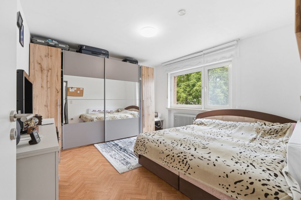 Gütelhöfer Immobilien - Immobilienangebot - Bornheim - Alle - Bornheimer Betongold! Solides 7-Parteienhaus mit 5 Stellplätzen u. attraktivem Entwicklungspotenzial