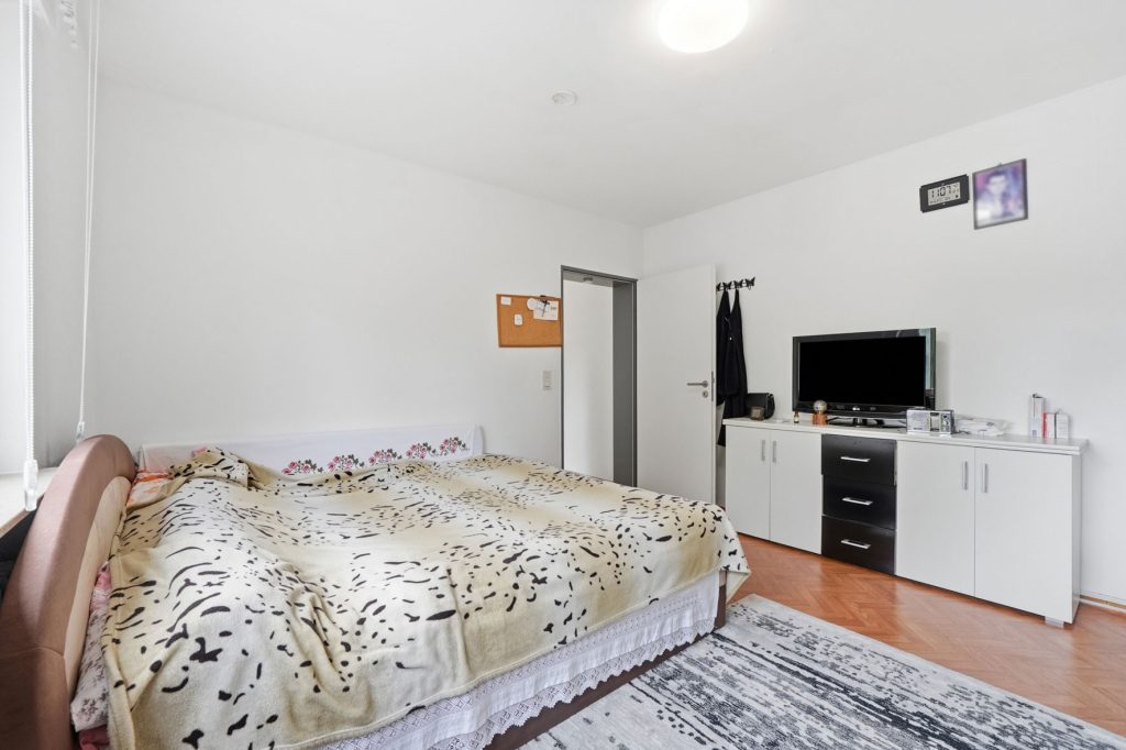 Gütelhöfer Immobilien - Immobilienangebot - Bornheim - Alle - Bornheimer Betongold! Solides 7-Parteienhaus mit 5 Stellplätzen u. attraktivem Entwicklungspotenzial