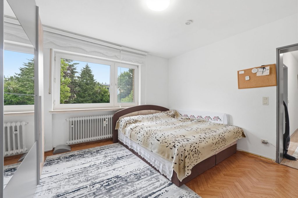 Gütelhöfer Immobilien - Immobilienangebot - Bornheim - Alle - Bornheimer Betongold! Solides 7-Parteienhaus mit 5 Stellplätzen u. attraktivem Entwicklungspotenzial