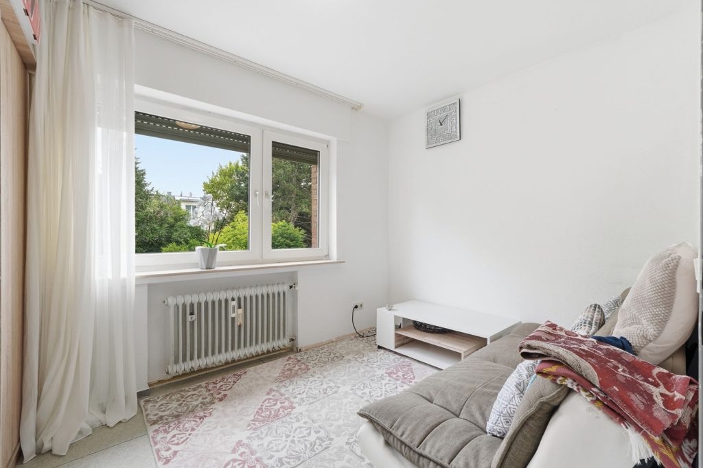 Gütelhöfer Immobilien - Immobilienangebot - Bornheim - Alle - Bornheimer Betongold! Solides 7-Parteienhaus mit 5 Stellplätzen u. attraktivem Entwicklungspotenzial