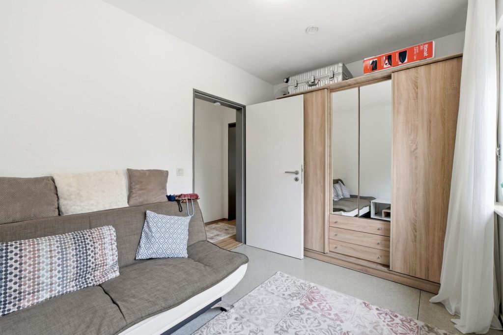 Gütelhöfer Immobilien - Immobilienangebot - Bornheim - Alle - Bornheimer Betongold! Solides 7-Parteienhaus mit 5 Stellplätzen u. attraktivem Entwicklungspotenzial