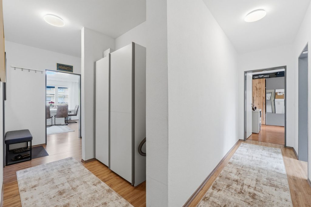 Gütelhöfer Immobilien - Immobilienangebot - Bornheim - Alle - Bornheimer Betongold! Solides 7-Parteienhaus mit 5 Stellplätzen u. attraktivem Entwicklungspotenzial