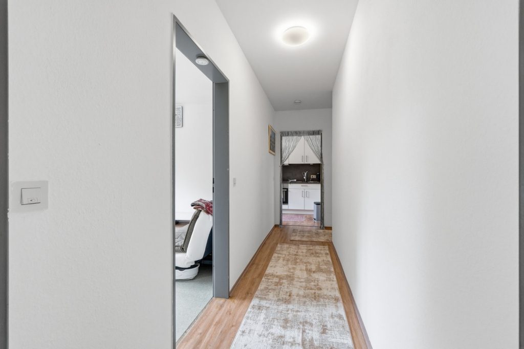 Gütelhöfer Immobilien - Immobilienangebot - Bornheim - Alle - Bornheimer Betongold! Solides 7-Parteienhaus mit 5 Stellplätzen u. attraktivem Entwicklungspotenzial