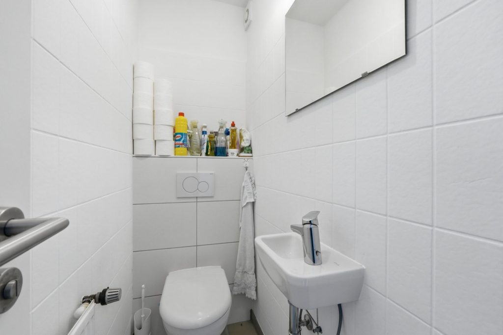 Gütelhöfer Immobilien - Immobilienangebot - Bornheim - Alle - Bornheimer Betongold! Solides 7-Parteienhaus mit 5 Stellplätzen u. attraktivem Entwicklungspotenzial