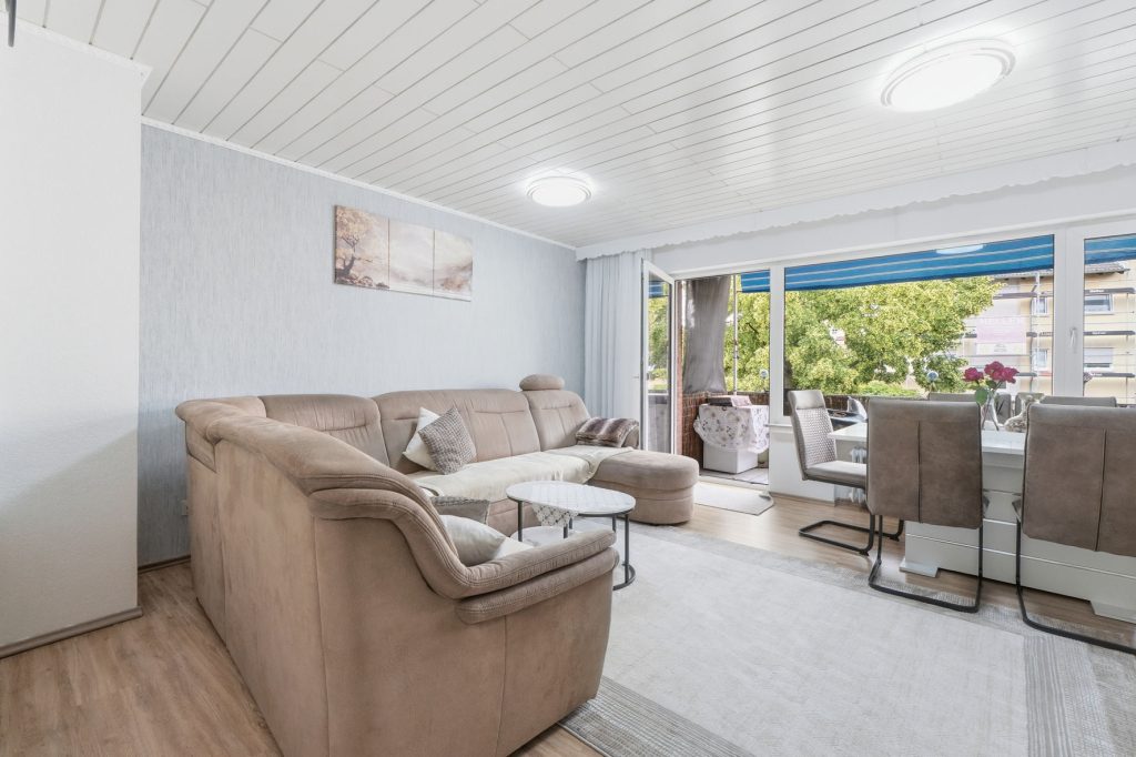 Gütelhöfer Immobilien - Immobilienangebot - Bornheim - Alle - Bornheimer Betongold! Solides 7-Parteienhaus mit 5 Stellplätzen u. attraktivem Entwicklungspotenzial