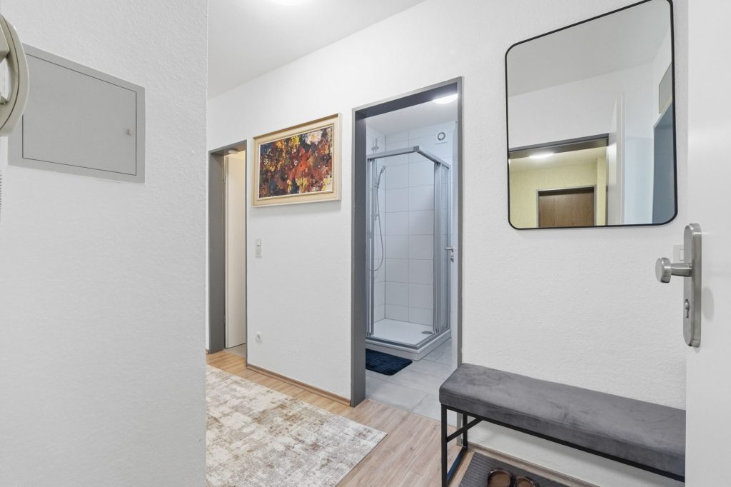 Gütelhöfer Immobilien - Immobilienangebot - Bornheim - Alle - Bornheimer Betongold! Solides 7-Parteienhaus mit 5 Stellplätzen u. attraktivem Entwicklungspotenzial