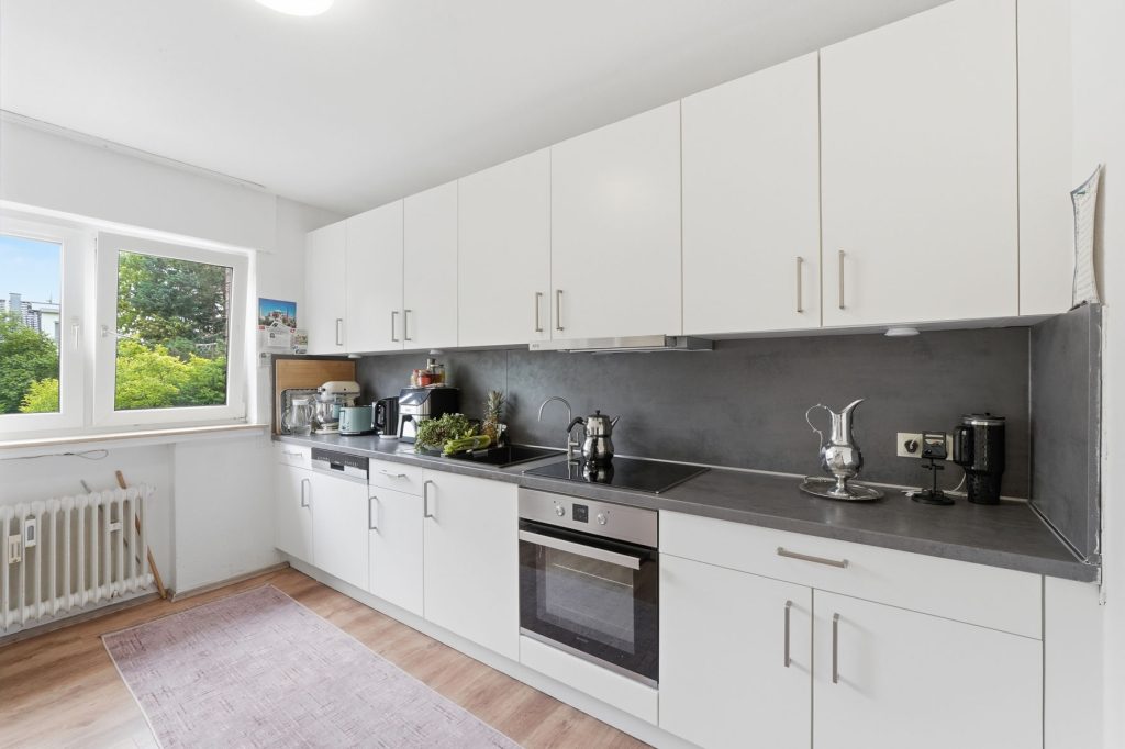 Gütelhöfer Immobilien - Immobilienangebot - Bornheim - Alle - Bornheimer Betongold! Solides 7-Parteienhaus mit 5 Stellplätzen u. attraktivem Entwicklungspotenzial