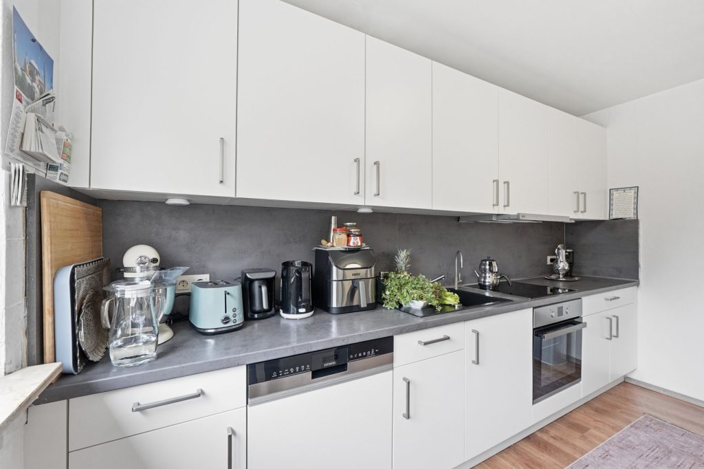 Gütelhöfer Immobilien - Immobilienangebot - Bornheim - Alle - Bornheimer Betongold! Solides 7-Parteienhaus mit 5 Stellplätzen u. attraktivem Entwicklungspotenzial
