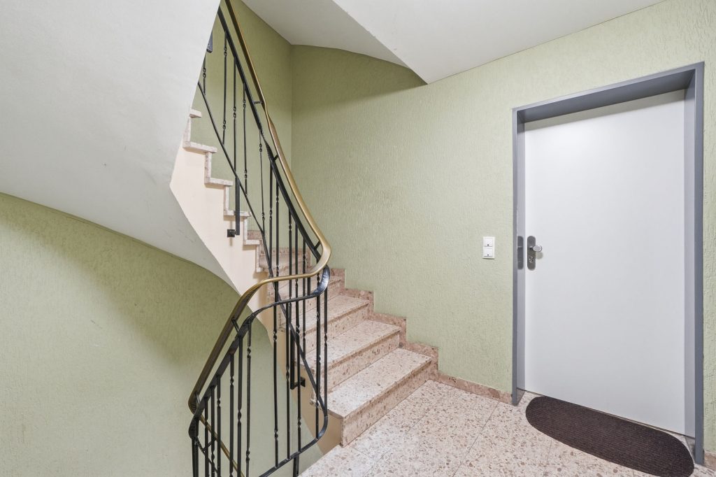 Gütelhöfer Immobilien - Immobilienangebot - Bornheim - Alle - Bornheimer Betongold! Solides 7-Parteienhaus mit 5 Stellplätzen u. attraktivem Entwicklungspotenzial