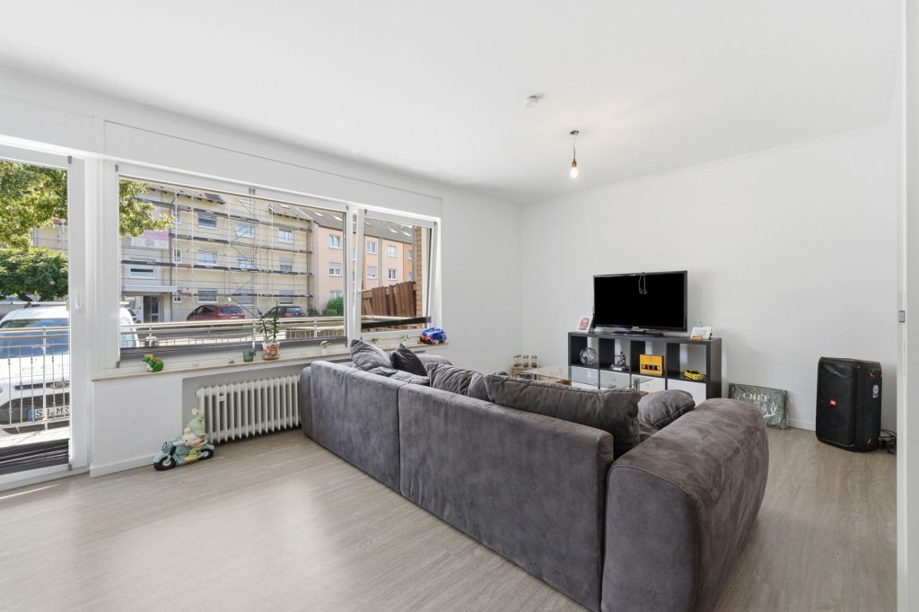 Gütelhöfer Immobilien - Immobilienangebot - Bornheim - Alle - Bornheimer Betongold! Solides 7-Parteienhaus mit 5 Stellplätzen u. attraktivem Entwicklungspotenzial