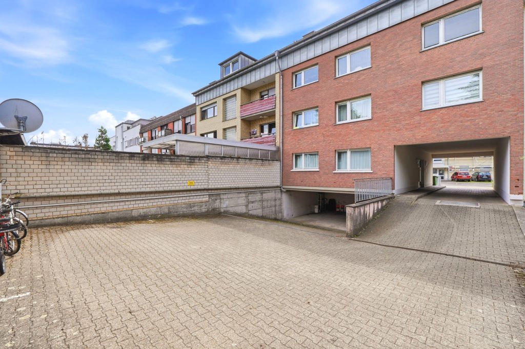 Gütelhöfer Immobilien - Immobilienangebot - Bornheim - Alle - Bornheimer Betongold! Solides 7-Parteienhaus mit 5 Stellplätzen u. attraktivem Entwicklungspotenzial