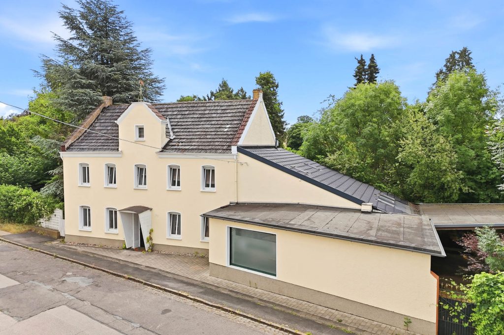 Gütelhöfer Immobilien - Immobilienangebot - Euskirchen / Kuchenheim - Alle - Historisches Wohnhaus mit Charakter, Garten und einzigartiger Lage direkt am idyllischen Bachlauf