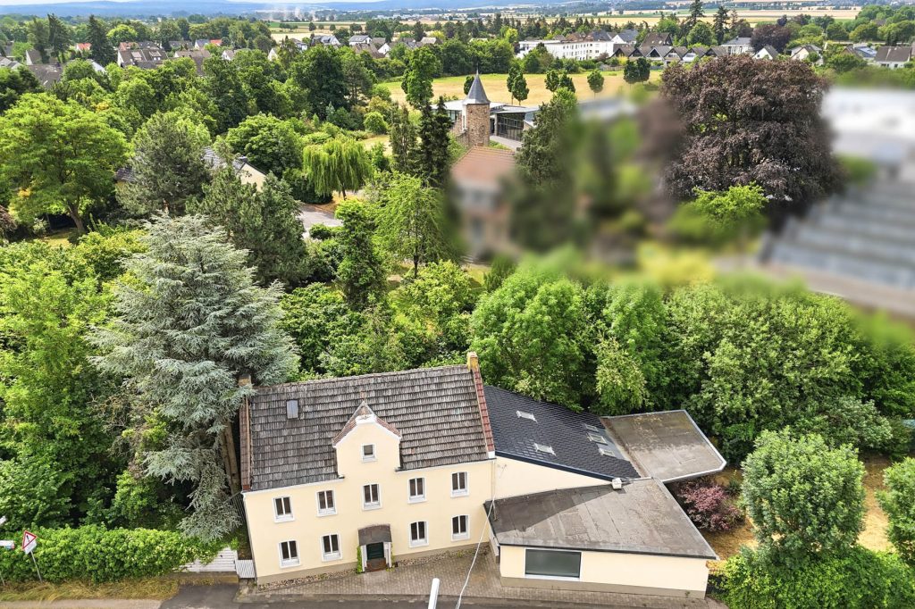 Gütelhöfer Immobilien - Immobilienangebot - Euskirchen / Kuchenheim - Alle - Historisches Wohnhaus mit Charakter, Garten und einzigartiger Lage direkt am idyllischen Bachlauf
