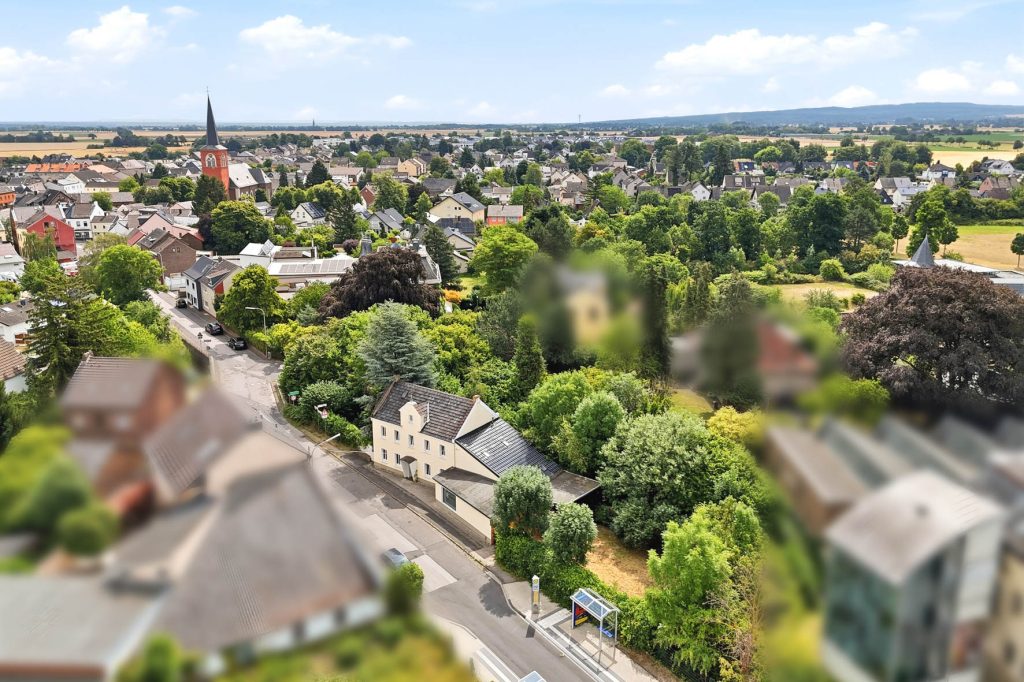 Gütelhöfer Immobilien - Immobilienangebot - Euskirchen / Kuchenheim - Alle - Historisches Wohnhaus mit Charakter, Garten und einzigartiger Lage direkt am idyllischen Bachlauf